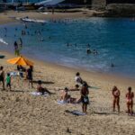 POLEMICA: BANHISTAS COMEMORAM LIMITAÇÃO DE SOMBREIROS NO PORTO DA BARRA EM SALVADOR