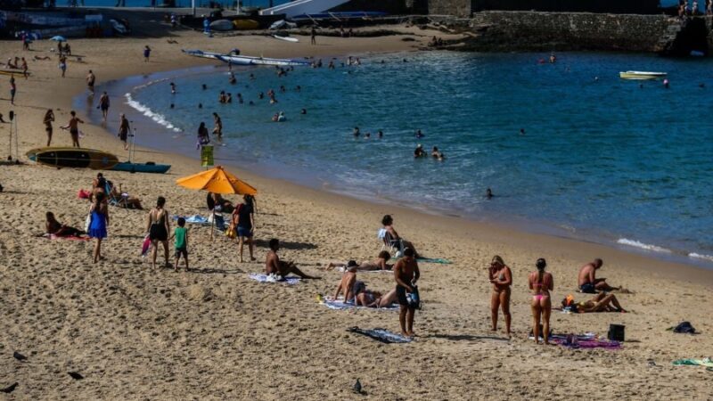 POLEMICA: BANHISTAS COMEMORAM LIMITAÇÃO DE SOMBREIROS NO PORTO DA BARRA EM SALVADOR