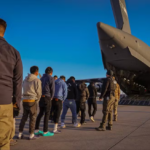 BRASIL: Primeiro voo de deportados pousa em Manaus