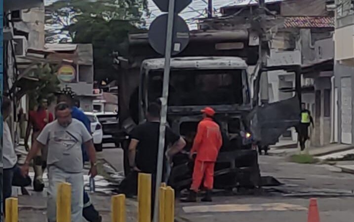 ITABUNA URGENTE: CAMINHÃO CAÇAMBA TRUCADO ACABA DE PEGAR FOGO NO CONCEIÇÃO