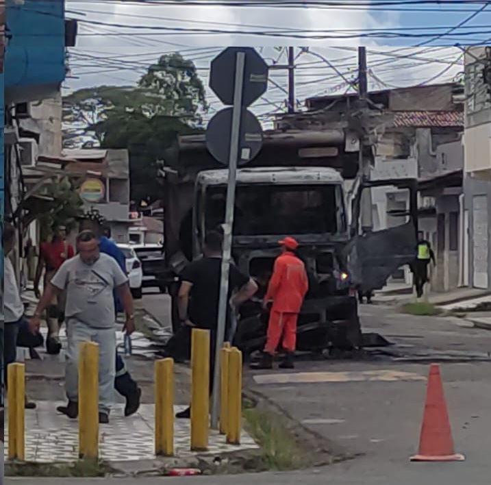 ITABUNA URGENTE: CAMINHÃO CAÇAMBA TRUCADO ACABA DE PEGAR FOGO NO CONCEIÇÃO