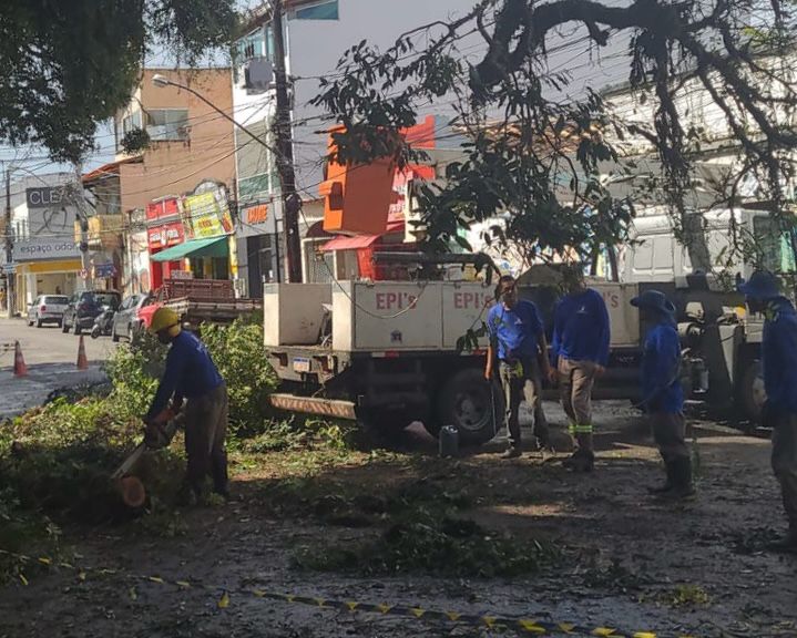 Prefeitura de Ilhéus realiza serviços de limpeza e manutenção em escolas e bairros da cidade