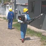 AGENTES DE COMBATE ÀS ENDEMIAS REALIZAM BLOQUEIO CONTRA DENGUE NO BAIRRO ILHÉUS II