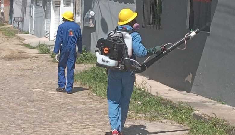 AGENTES DE COMBATE ÀS ENDEMIAS REALIZAM BLOQUEIO CONTRA DENGUE NO BAIRRO ILHÉUS II