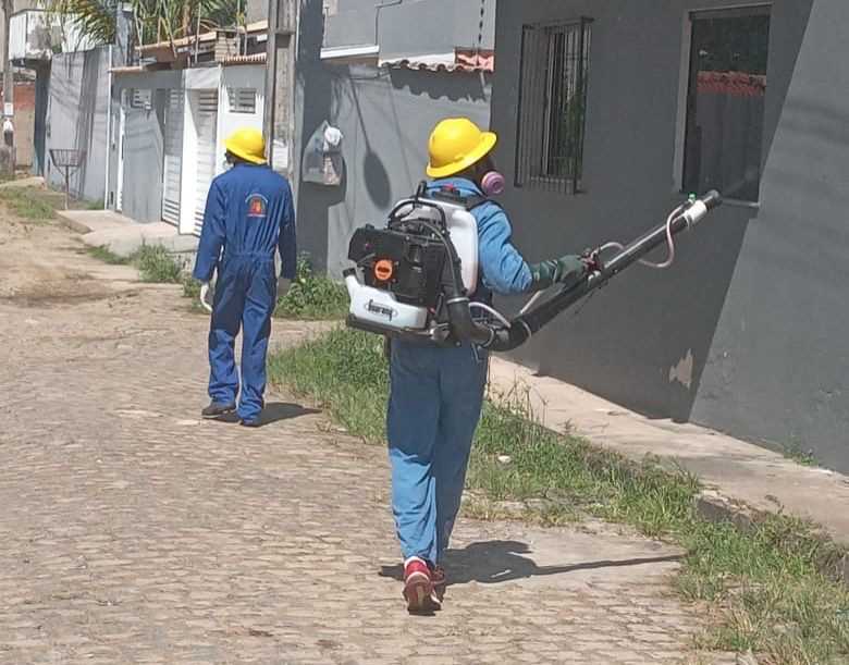 AGENTES DE COMBATE ÀS ENDEMIAS REALIZAM BLOQUEIO CONTRA DENGUE NO BAIRRO ILHÉUS II