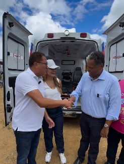 PREFEITO AUGUSTO CASTRO ENTREGA AMBULÂNCIA 0KM PARA MELHORAR ATENDIMENTO EM ITABUNA