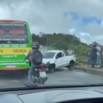 CONQUISTA: CARRO COM CARROCINHA BATE EM POSTE