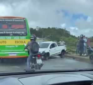 CONQUISTA: CARRO COM CARROCINHA BATE EM POSTE