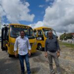 AUGUSTO CASTRO ENTREGA ÔNIBUS ADAPTADOS PARA TRANSPORTE DE ALUNOS DA REDE PÚBLICA