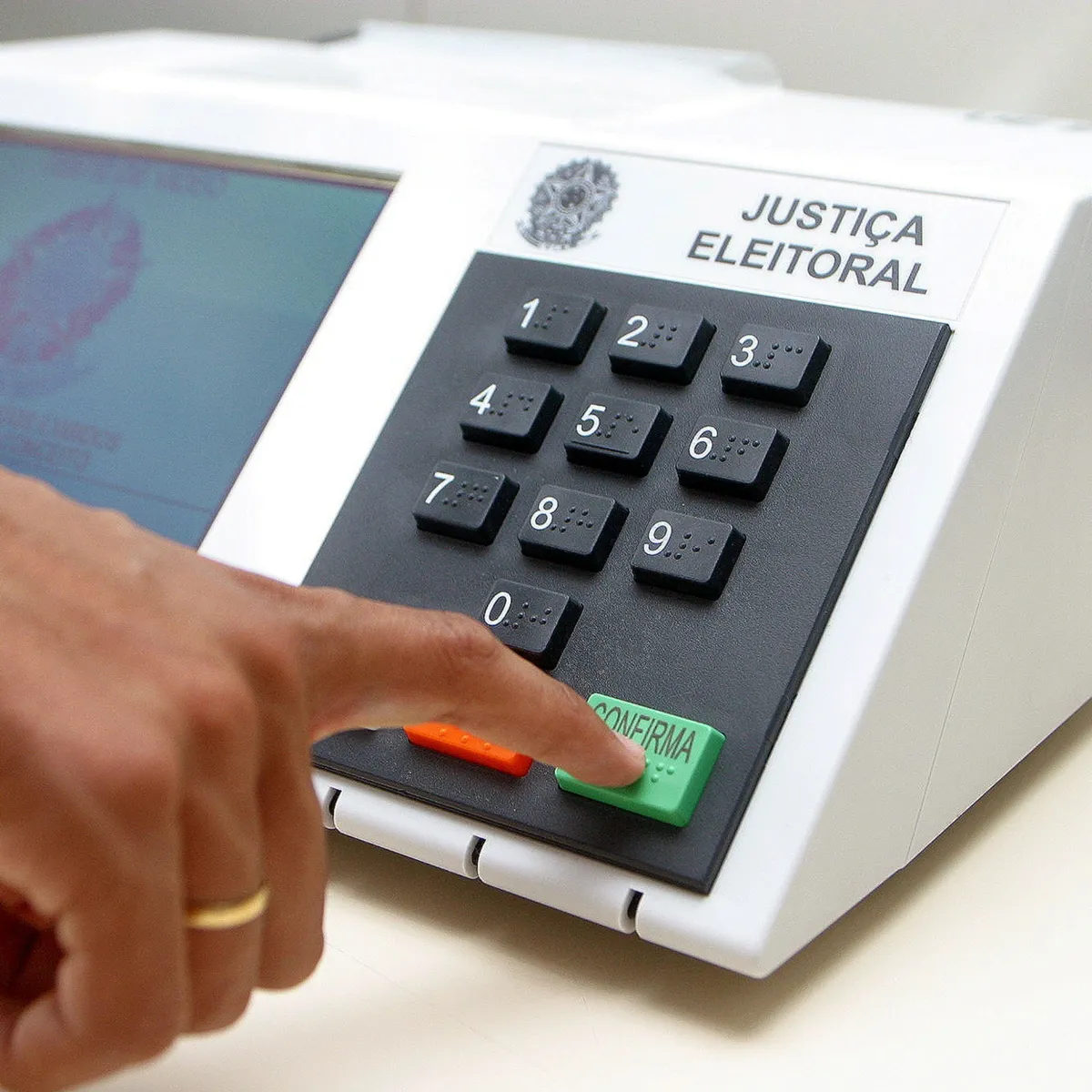 REDES SOCIAIS AQUECEM DEBATE POLÍTICO, MAS ELEITOR AINDA NÃO ENTROU NO CLIMA DE 2026