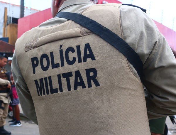 POLICIAL É BALEADO ACIDENTALMENTE POR COLEGA AO FUGIR DE CÃES EM SALVADOR