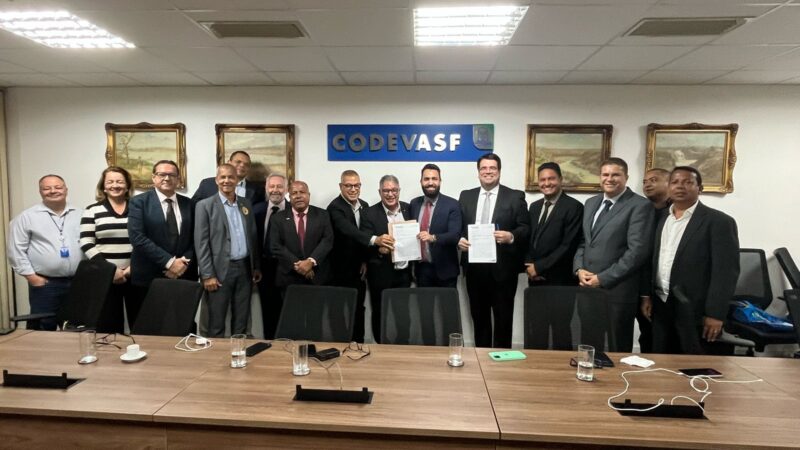 PREFEITOS DO SUL DA BAHIA NEGOCIAM AÇÕES PARA DESPOLUIR RIO CACHOEIRA E RESOLVER CRISE DO LIXO NA REGIÃO