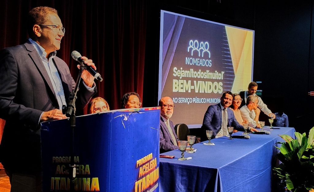 PREFEITO AUGUSTO CASTRO ASSINA NOMEAÇÃO DE NOVOS SERVIDORES EM ITABUNA
