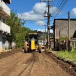 Prefeitura de Ilhéus realiza operação de melhoria viária na Ponta da Tulha