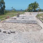ILHÉUS: Prefeitura realiza reassentamento de paralelepípedos no Residencial do Teotônio Vilela