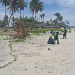 Prefeitura de Ilhéus intensifica limpeza nas praias do Cururupe e Olivença