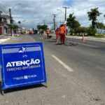 PREFEITURA REALIZA OPERAÇÃO TAPA-BURACO E MELHORA TRÁFEGO NA AVENIDA LITORÂNEA E TAPERA